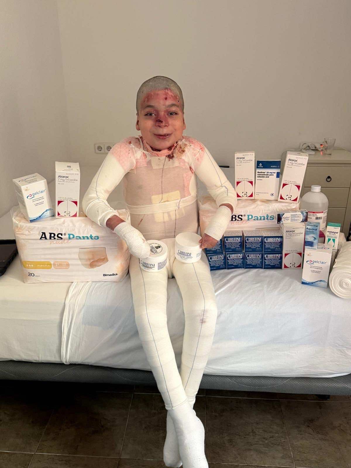 Jesús con parte de las vendas, cremas y medicamentos que necesita cada mes.