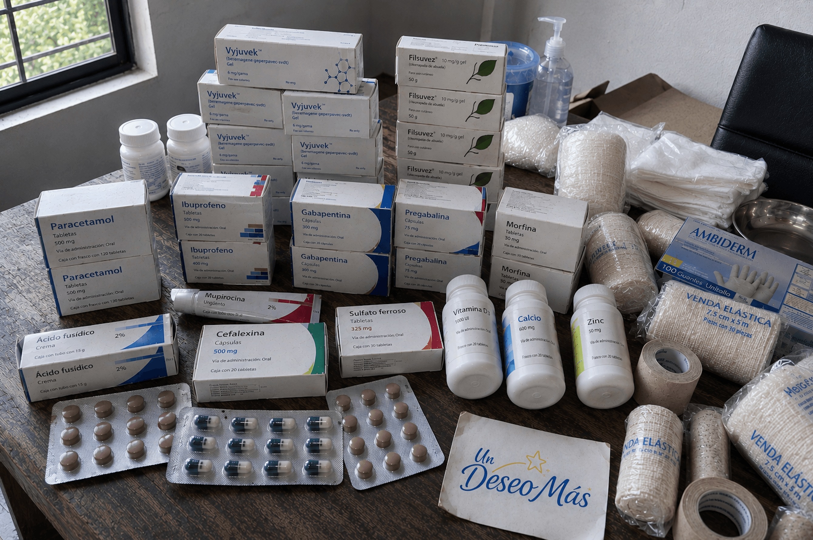 Medicamentos, vendas y materiales de curación que ayudan a cubrir los costos mensuales de Crislen.