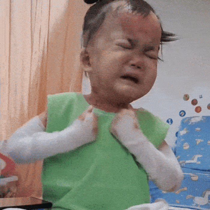 Lily vive con un dolor que ningún niño debería soportar